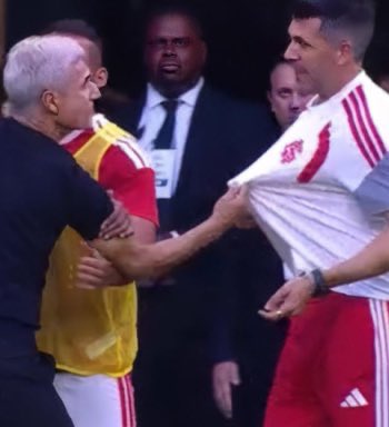 soccergfbpa's tweet photo. LUÍS CASTRO, O MISTER! https://t.co/8VN5ohv9WZ
