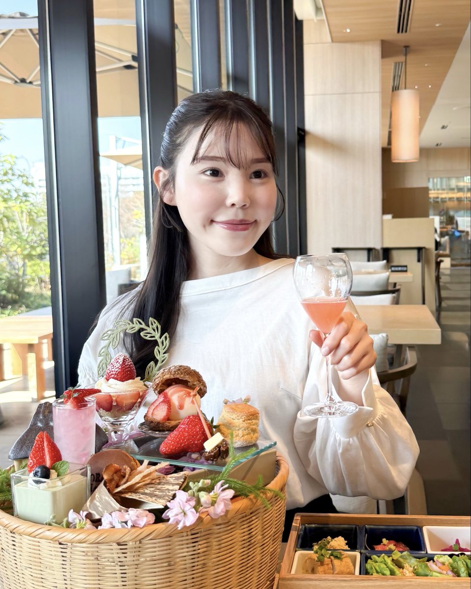 25490852's tweet photo. SORANO HOTELのアフヌンが可愛すぎた🍓

期間限定でいちごたっぷりのデザートを美味しく食べることができた✨また近いうちに違うフルーツに変わるみたい🫣

フルーツ好きさんには特におすすめ！

#アフヌン #SORANOHOTEL #アフタヌーンティー https://t.co/0nuJW6jqUf