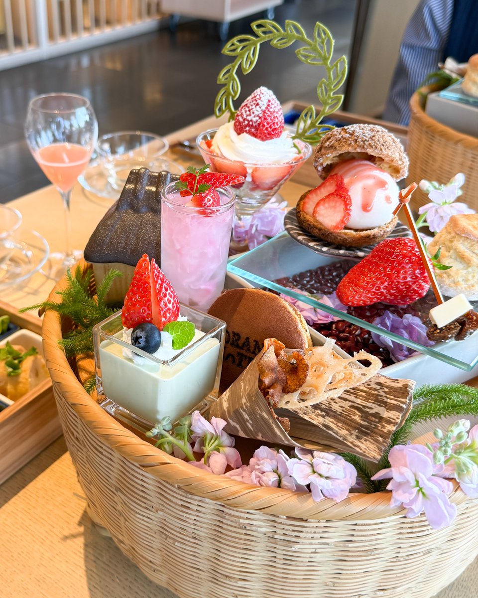 25490852's tweet photo. SORANO HOTELのアフヌンが可愛すぎた🍓

期間限定でいちごたっぷりのデザートを美味しく食べることができた✨また近いうちに違うフルーツに変わるみたい🫣

フルーツ好きさんには特におすすめ！

#アフヌン #SORANOHOTEL #アフタヌーンティー https://t.co/0nuJW6jqUf