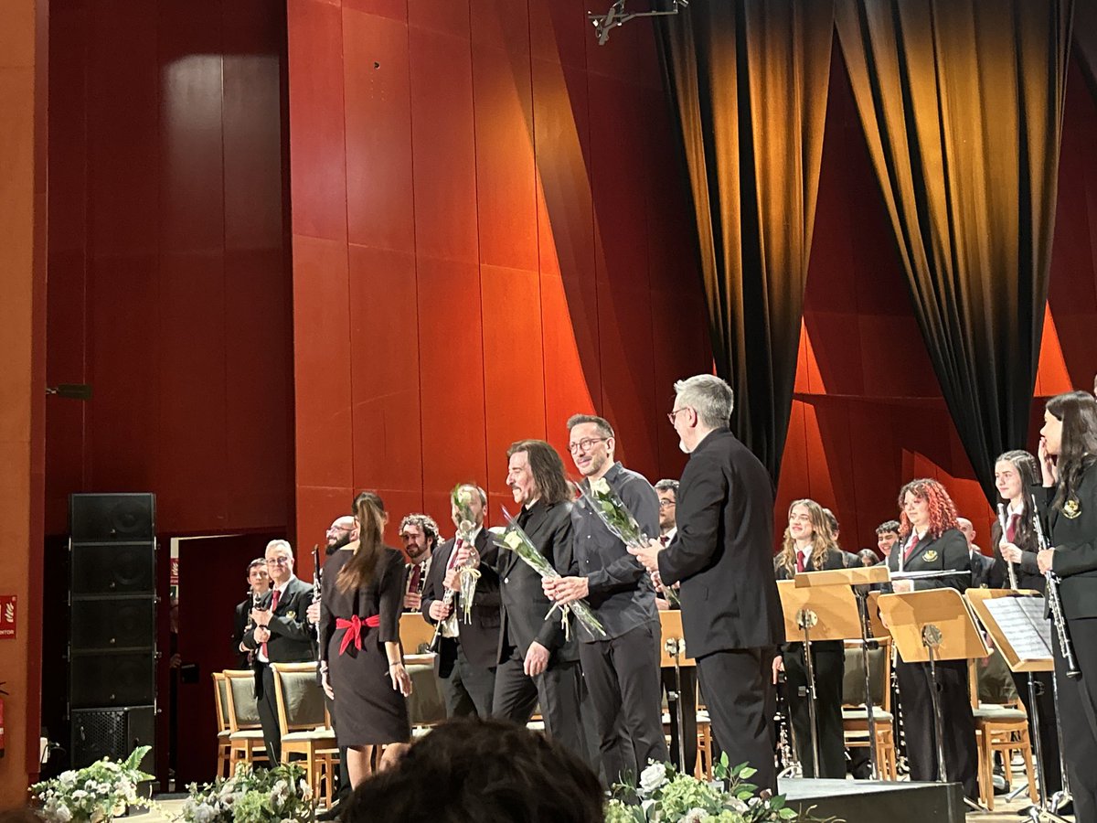 DrOrtizCruz's tweet photo. Ayer un gran día. Se celebró el concierto benéfico a favor de la Fundación Elena Tertre https://t.co/czbivKLkFx
El maestro Luis Cobos, acompañado x el maestro Maxi Santos y Banda La Lira de Pozuelo. Solidaridad para enfermedad rara: 
 #osteosarcoma #sarcoma y #cancer infantil. https://t.co/Tvsr74PPEl