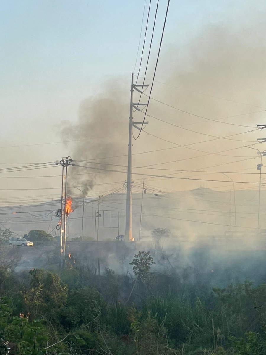 leocoutinhog's tweet photo. @thundernetvzla a esta hora vecinos reportan incendio en fibra óptica de internet en el tramo que pasa por el puente de Santa Rosa, Barquisimeto! 
Acudan! Gracias! https://t.co/uFv3IjIHeI