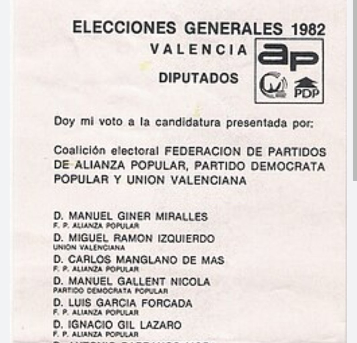 El ultraderechista Gil Lázaro de VOX lleva 12 legislaturas como diputado y senador viviendo de lo público. Más de 40 años pegado al escaño en Alianza Popular, PP y VOX. Estos son los fascistas que dicen que vienen a "renovar" la política y que los migrantes viven de paguitas.