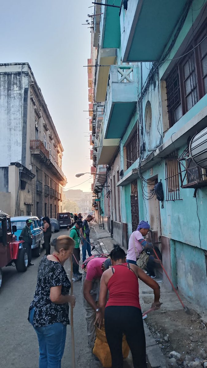 🇨🇺Comprometidos con las tareas de la comunidad, ayer sábado los trabajadores de la #EIPP limpiamos e higienizamos nuestro edificio🏢 "Fraternidad" y sus alrededores.🚮
Esta labor enaltece el ambiente sociolaboral.💯
#Cuba 
#PetrolerosPorCuba