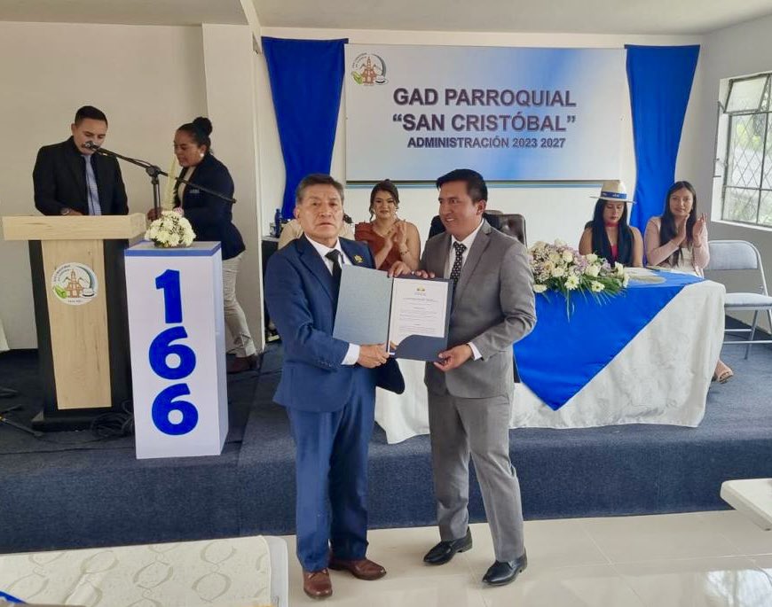 CorteNacional's tweet photo. 👨🏻‍⚖️ El Juez de la #SalaPenalCNJ de la @CorteNacional de Justicia, Dr. Julio Inga, asistió a la conmemoración del 166 aniversario de la parroquialización de San Cristóbal, cantón Paute, en la Provincia de Azuay.

En el marco del evento, recibió un reconocimiento por su destacada trayectoria y excelencia profesional. 

⚖️ #IndependenciaJudicialCNJ