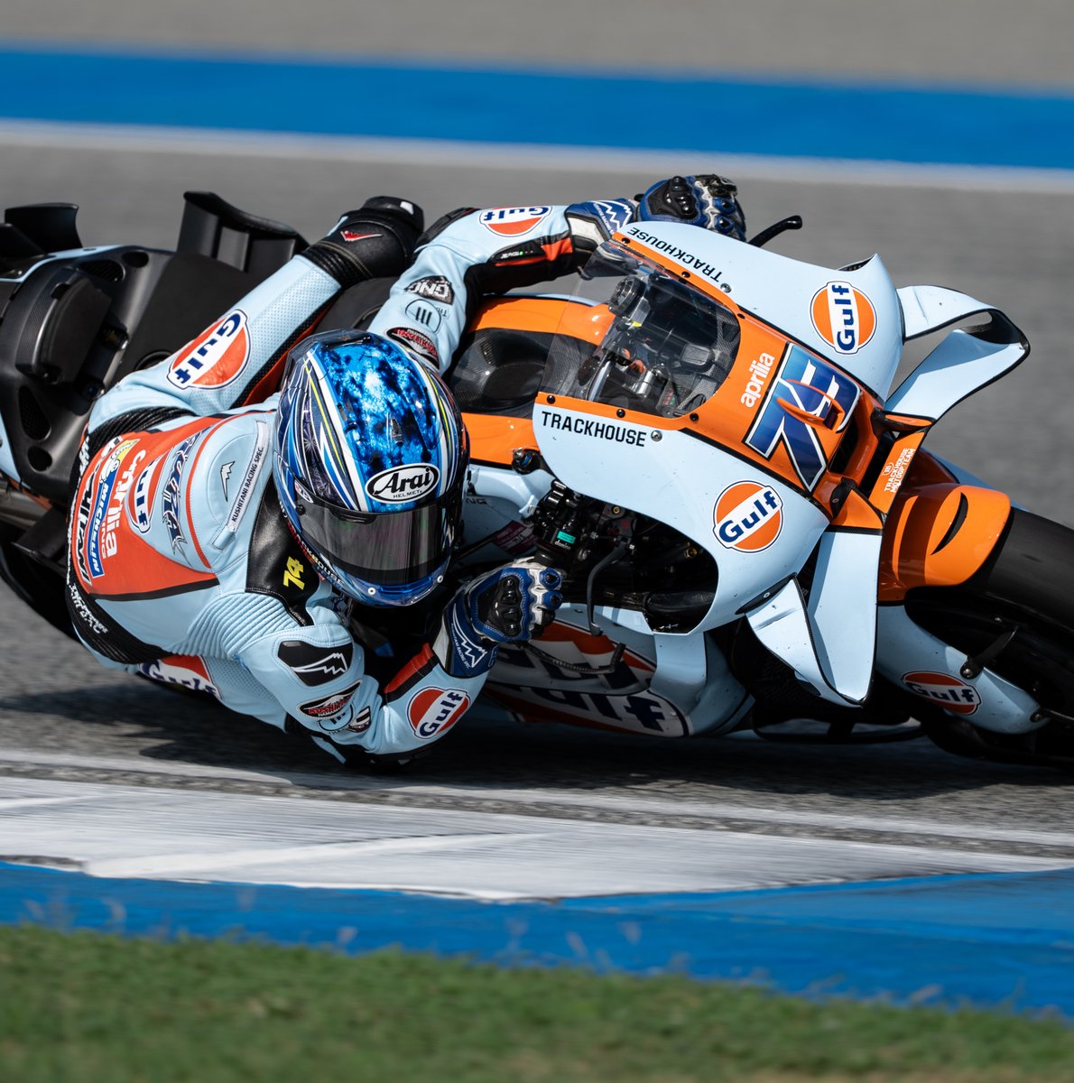 araihelmetjapan's tweet photo. MotoGP開幕戦タイGP、#小椋藍 選手はスプリント4位、決勝5位と堂々のトップ争い！
それでもポテンシャルを最大限に引き出せなかったことに
「もっと上を狙えた」と、自らに高い基準を課す姿勢が印象的でした。その向上心こそ最大の強み。次戦ブラジルでは、その悔しさを力に変えて、さらなる高みへ！🔥 https://t.co/WuFxhv19S9