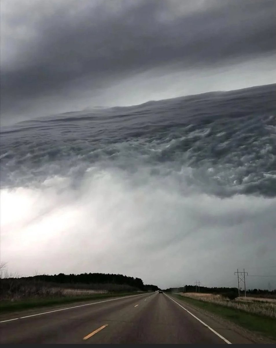 Mujer captura una rara formación de nubes que parece un océano en el cielo. 😲