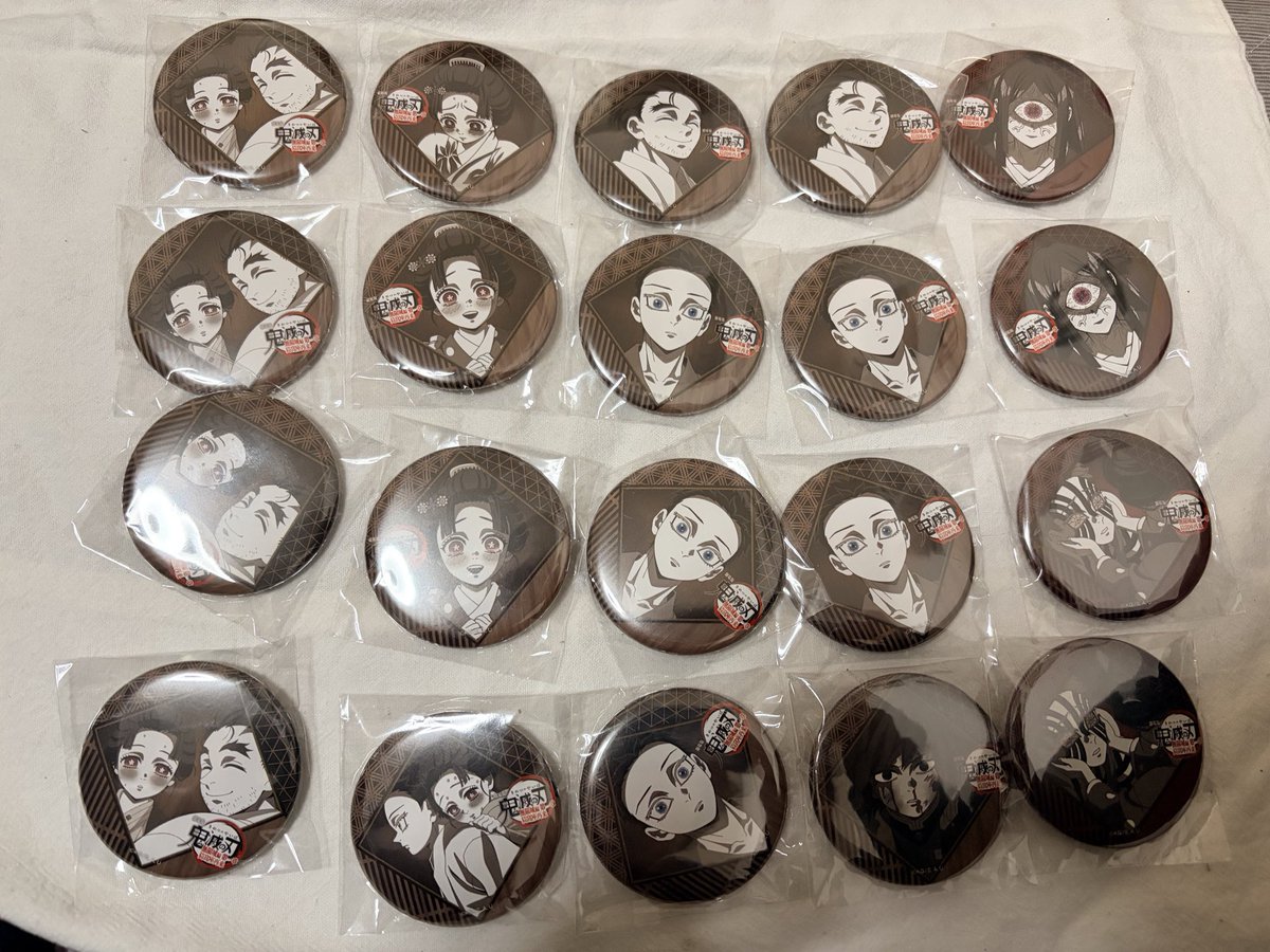 交換 譲渡》鬼滅 ダイニング お楽しみくじ 缶バッジ クリアカード