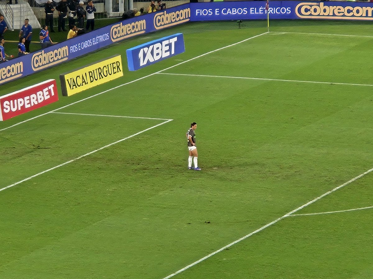GibaPerez's tweet photo. Todos os jogadores foram atrás do árbitro durante a revisão. Menos o Canobbio, que já foi proteger a marca do pênalti https://t.co/j55OfhkBfs