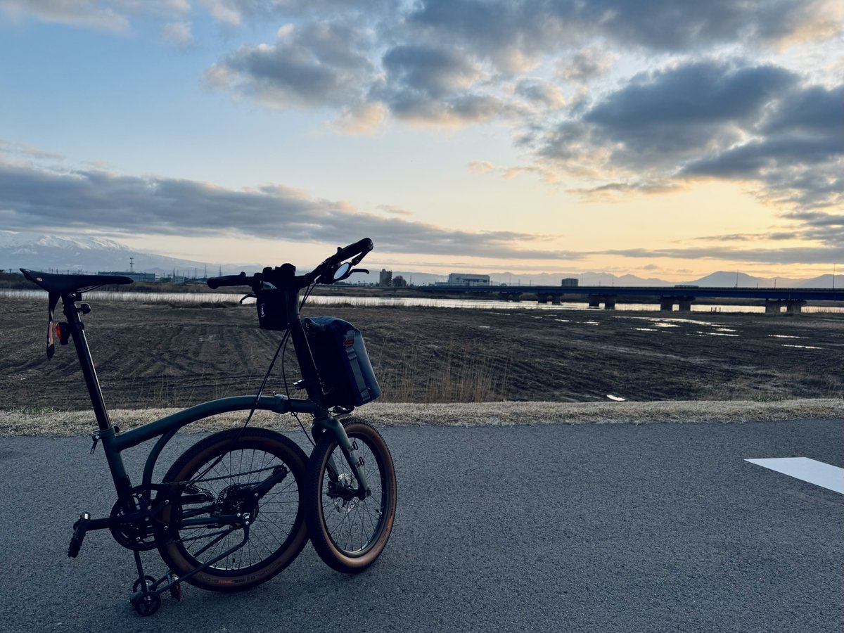 bikepac's tweet photo. 【今朝ポタ】
日の出も早くなったモンだ。
もう少し暖かくなったらスタート時間も早めよう。

#BROMPTON https://t.co/OQjLflDhaX