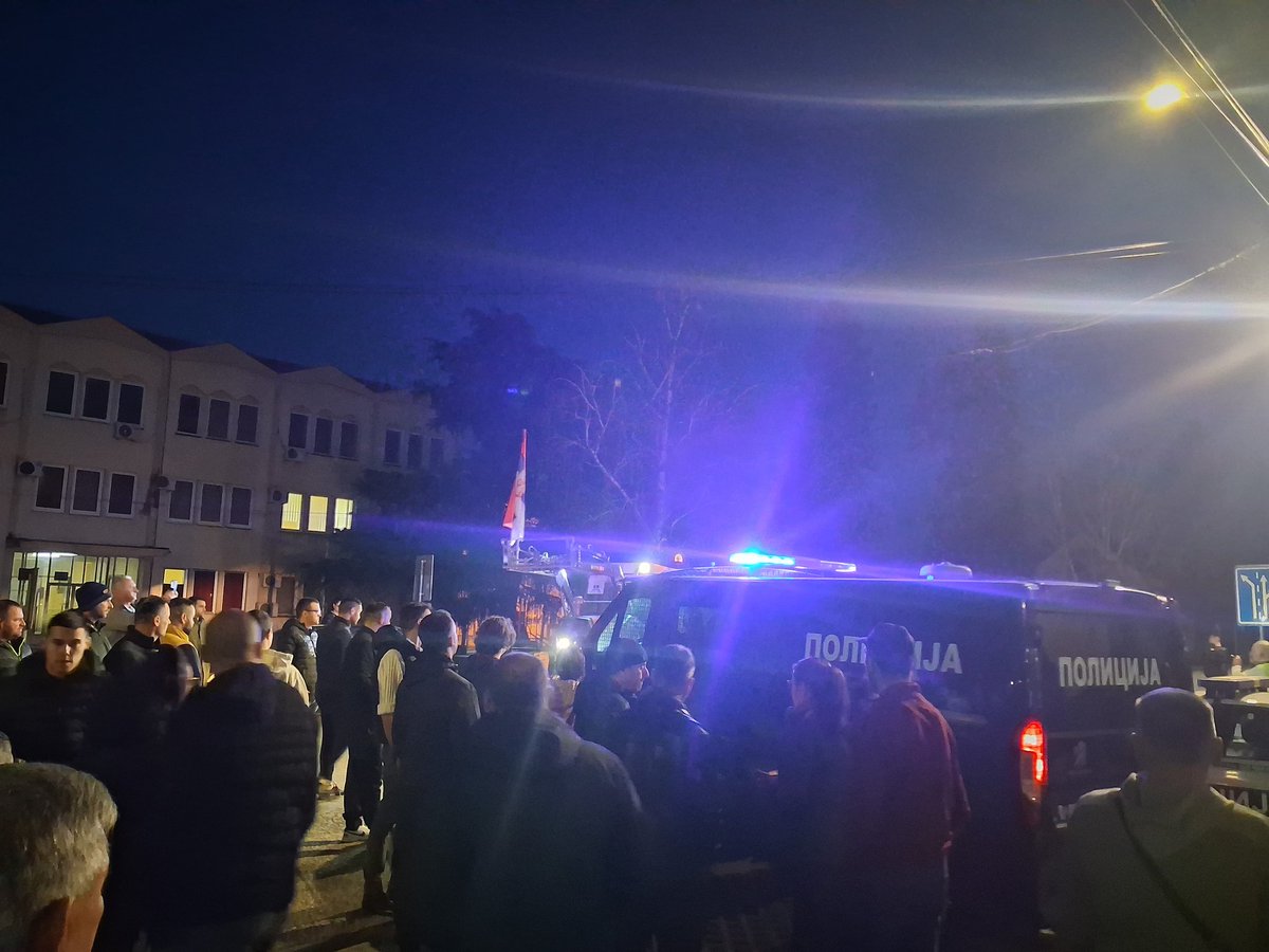 Moscopolis's tweet photo. Tenzije ispred PS u Bogatiću https://t.co/425UQIcRRQ