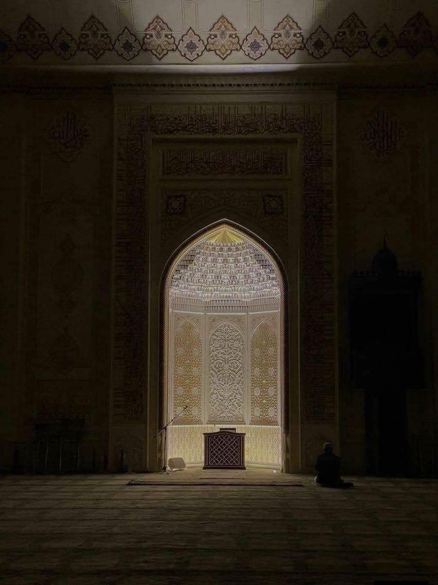 "فابسط له الكف لن تأتيك فارغةً 
فلقد سألت الذي سواكَ من عدم"

🤲🤲