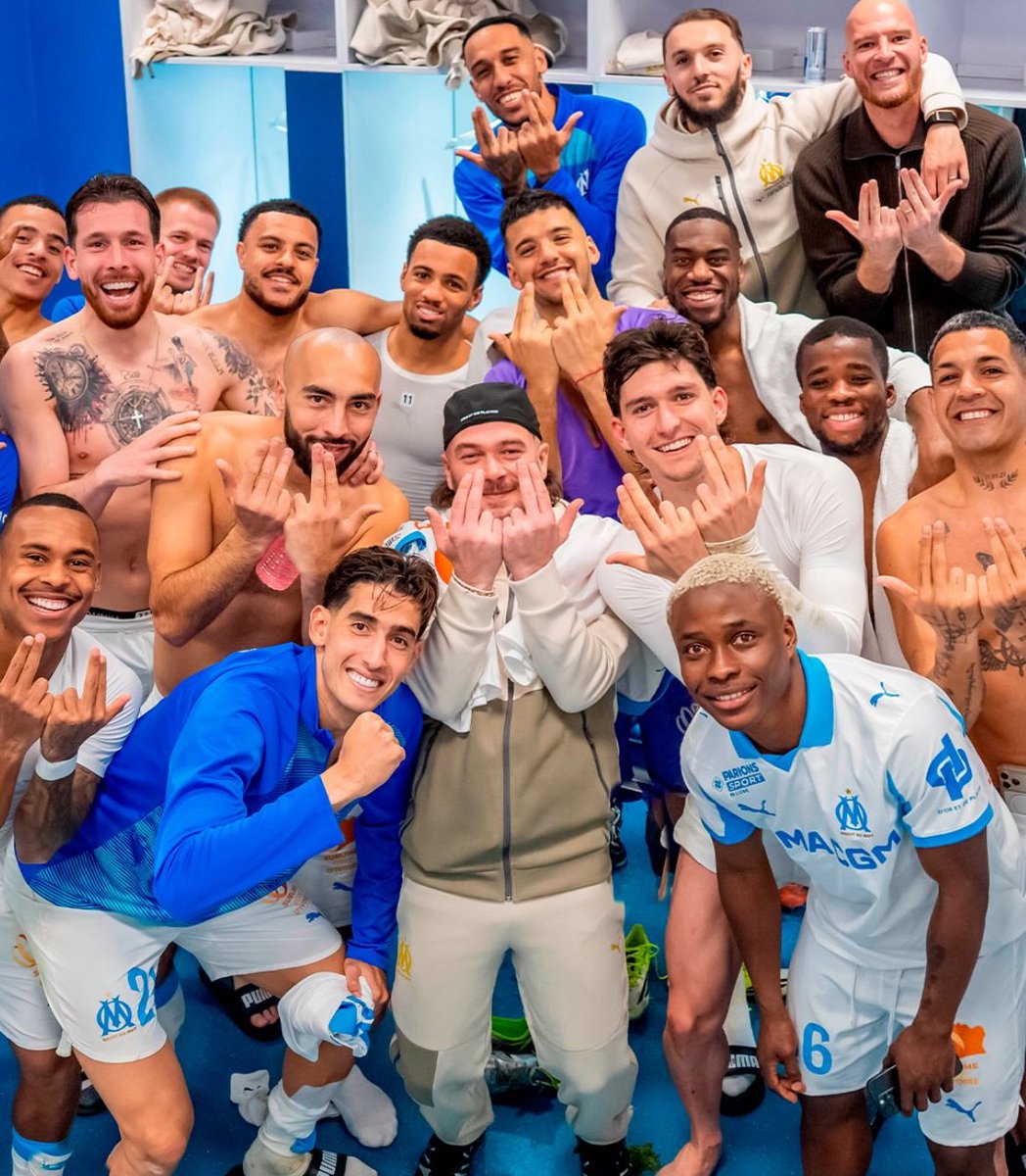 champ1om's tweet photo. Célébration iconique avec Jul 👽😭 https://t.co/yd9ov2bqV8
