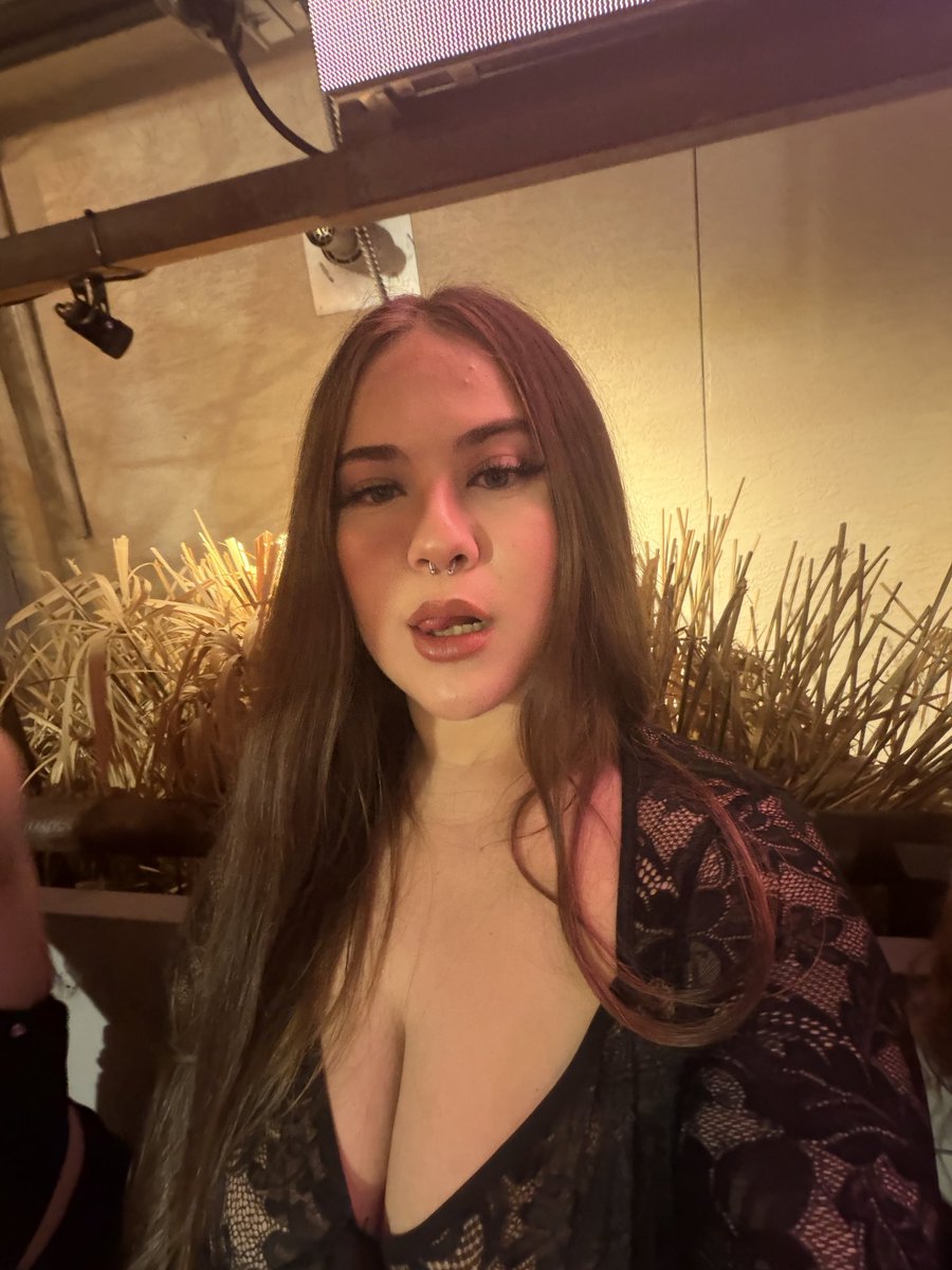 nancyelizaabeth's tweet photo. x4 from last night ✨🖤 https://t.co/jehCGBkKdN