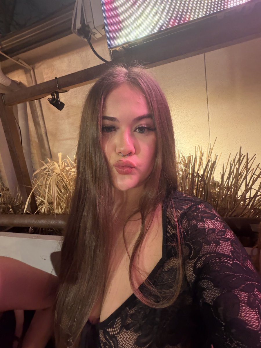 nancyelizaabeth's tweet photo. x4 from last night ✨🖤 https://t.co/jehCGBkKdN