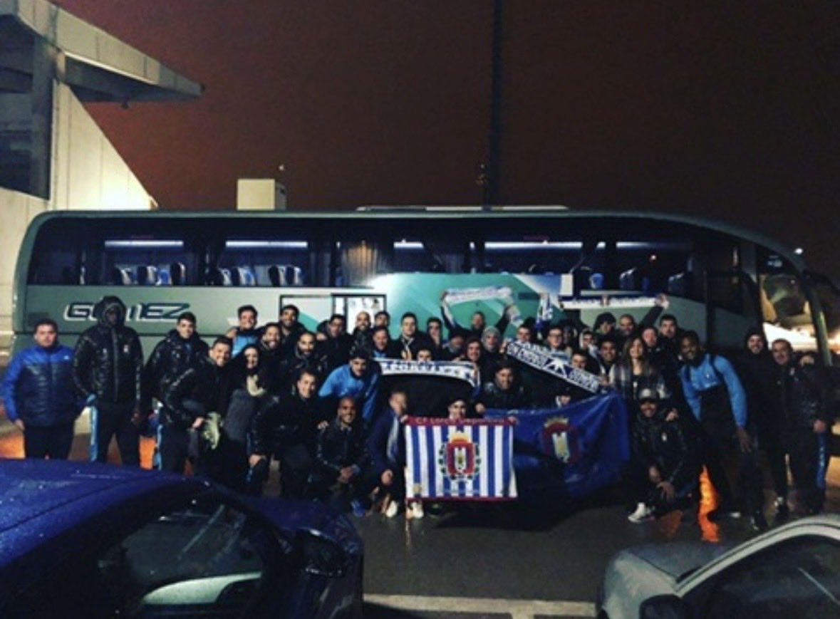 a_carrasco9's tweet photo. Ocho años después, mismo viaje, diferente resultado, pero mismo recibimiento.
Vamos a intentarlo hasta el final, y con vuestro apoyo aún más.
Como desde los inicios, afición y plantilla unidos ⚪️❤️🔵.
#FuerzaGarrayCorazon https://t.co/fA7Nc3fXqe