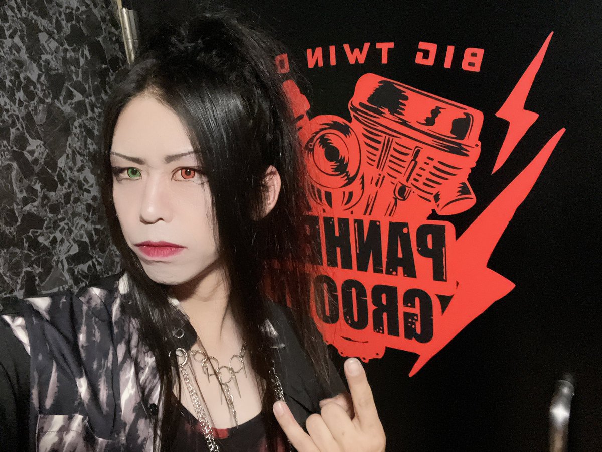 shinba59401995's tweet photo. 昨日は大阪PANHEADありがとうございました😊
自分でセトリ組んだので最後はキッチリ体力0️⃣になりました😇
写真②
衣装がほぼ同じだったgakuさんと
写真③
見た目は悪魔中身は天使なTakkunさんと見た目は小悪魔中身は大魔王なshinba👼👿
写真④
ライブを観に来てくれたumbrella将さんと https://t.co/OUNYZJZBBE