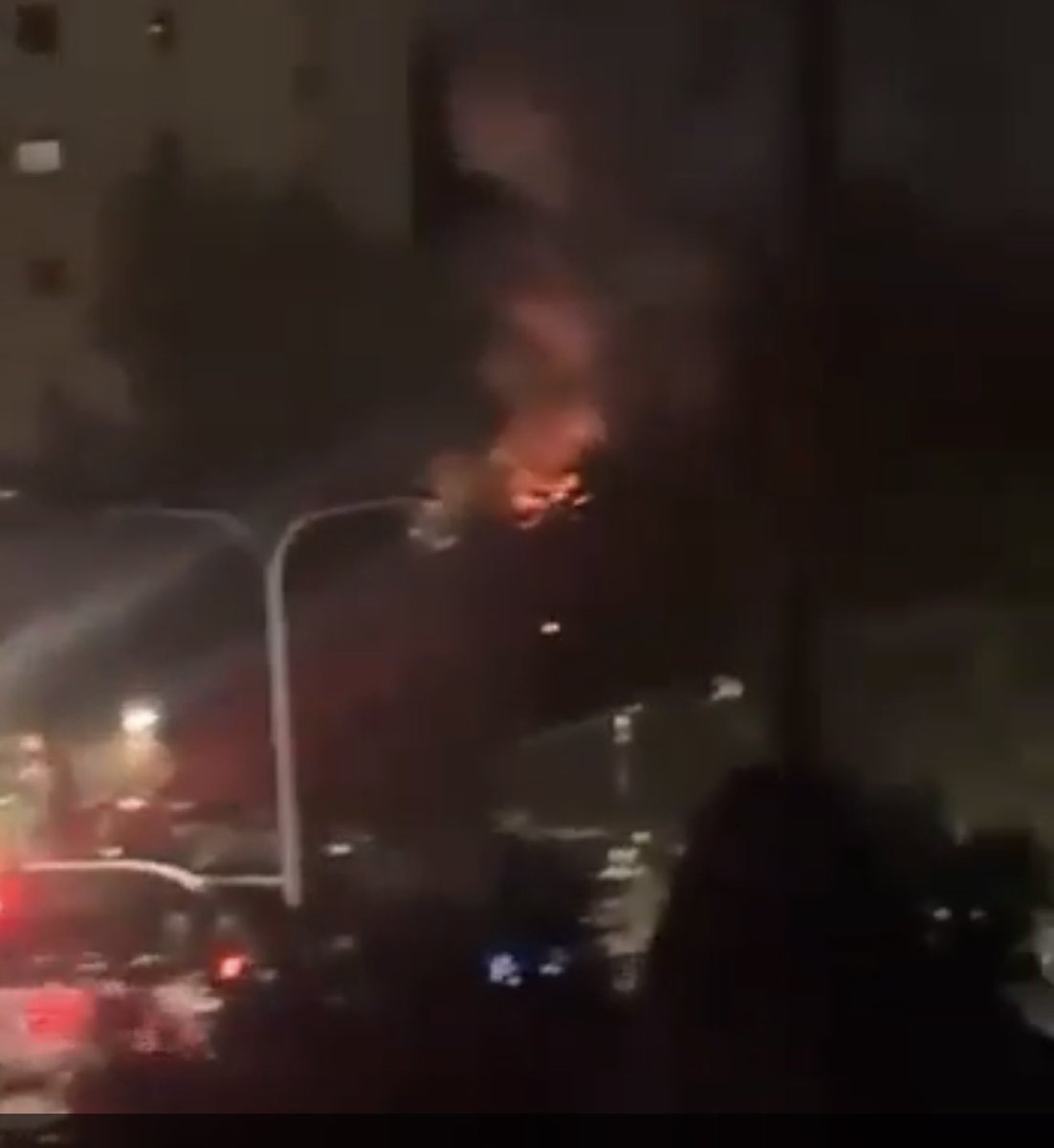 ABD ve İsrail, yıllardır ambargo altındaki İran karşısında tartışılmaz bir hava üstünlüğüne ve istihbarat gücüne sahip.

Malum, saldırının başlangıcındaki görece başarının temel sebebi budur.

İran ise balistik füzelerle denge kurmaya çalışıyor, kısmen de başarılı oldu.