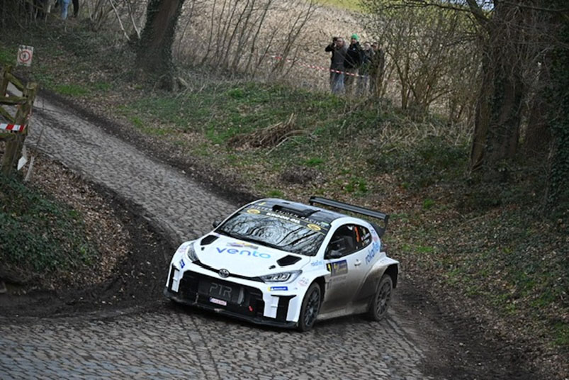 Stéphane Lefebvre controleert voor Cédric Cherain 
Rallysport.nl :: Artikel: Stephane Lefebvre controleert voor Cedric Cherain