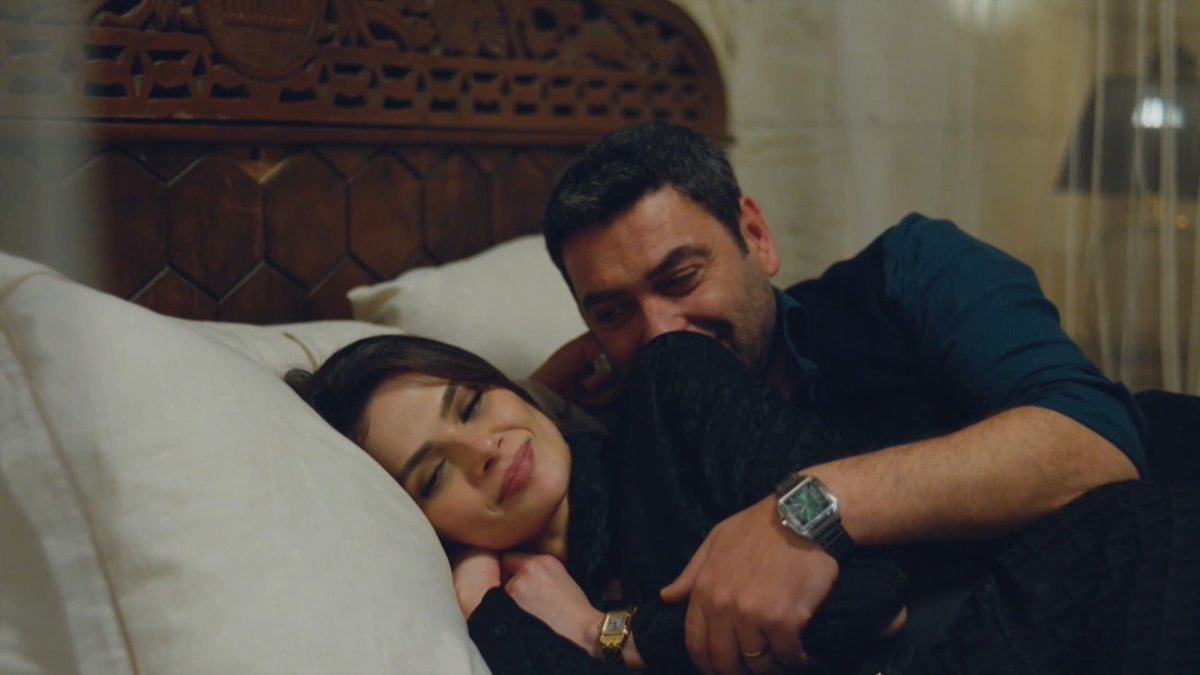 La química de Ozan y Sinem🔥
Amo verlos así, cómo Cihan se llena de su olor y cómo la mira, como Alya se muerde ese labio mientras la abraza 🫠😍
El amor de ellos dos es de las las historias de amor más bonitas que he visto. Y la hemos disfrutado puntada a puntada.❤️
#UzakŞehir