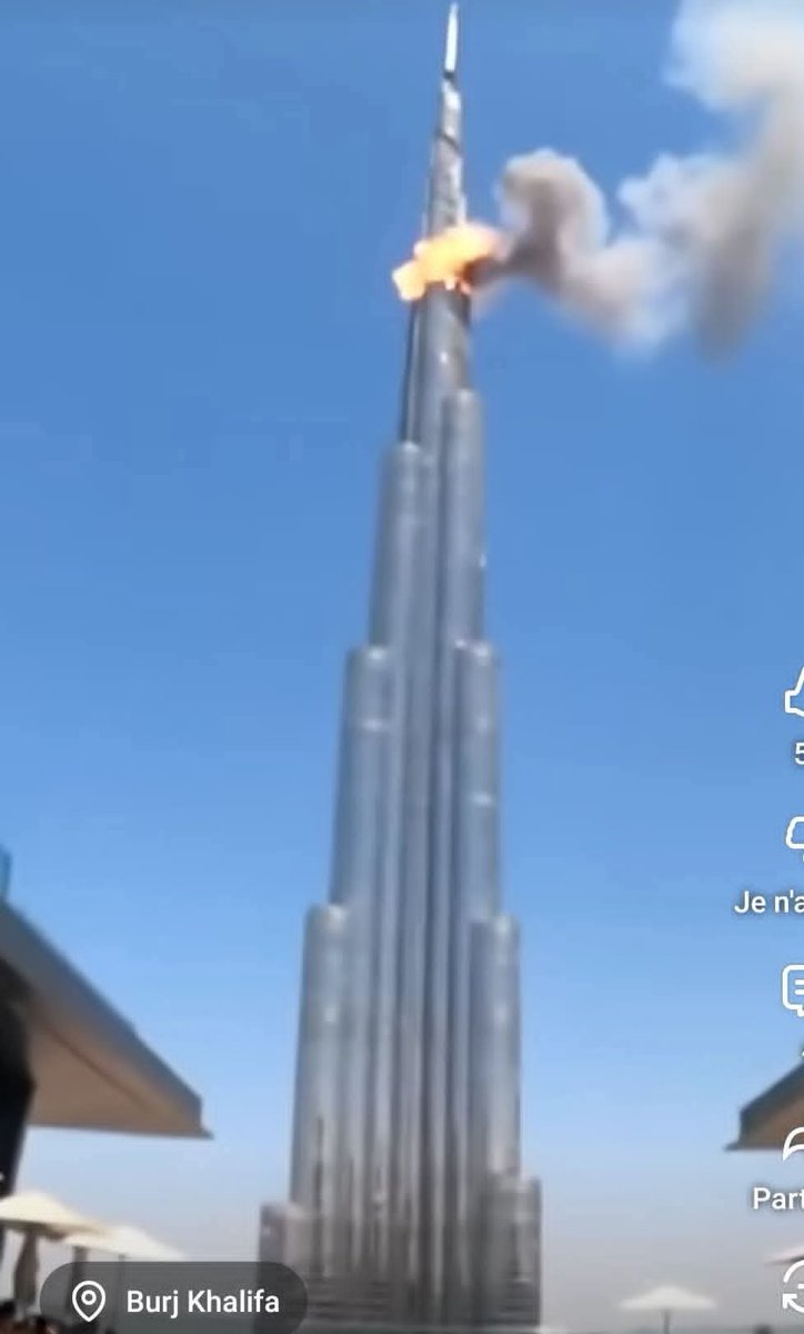 jack910728's tweet photo. لحضة ضرب برج خليفة شاهد الفيديو 👇 
https://t.co/OpBnlSinGW

#برجخليفة #دبيDubai #الامارات
 #burjkhalifa #Khalifa, #Dubai, #UAE #BreakingNews https://t.co/NOYEWcUG8y