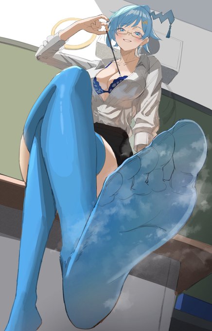 #遊戯王 #お題箱

谷間を見せながら指示棒持って脚を組んで教卓に座ってる教師コスのファイメナ 