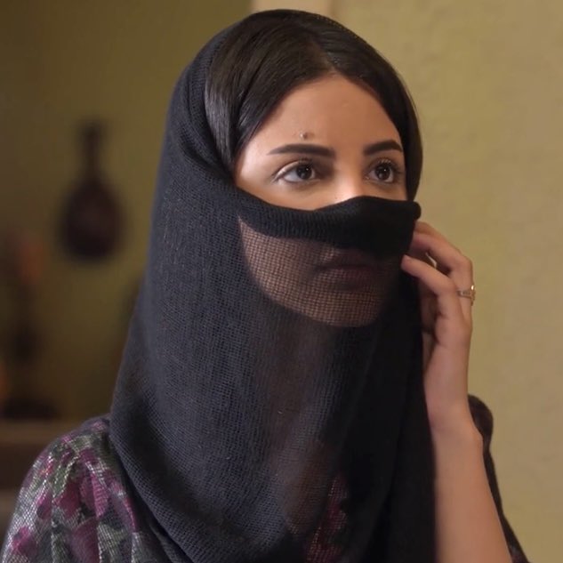 هذي زوجها المفروض يكتب قصايد غزل بعيونها