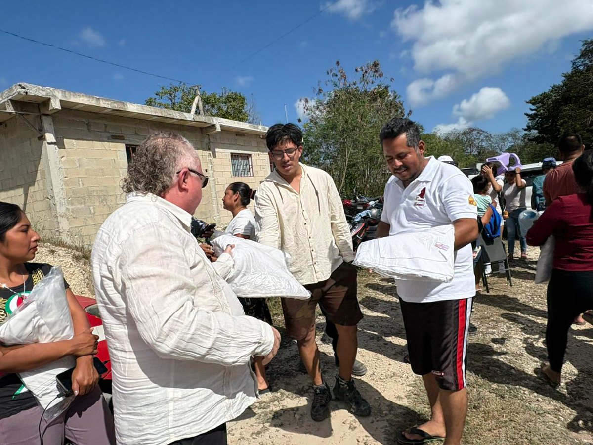 YoHumbertoLara's tweet photo. Cuando el pueblo habla, nosotros respondemos.

Seguiremos caminando colonia por colonia, escuchando, gestionando y trabajando con el corazón por quienes más lo necesitan.
#RegidorDelPueblo #TrabajoConCorazón #ZonaContinental #IslaMujeres #GestiónSocial https://t.co/EJdfeVJPW2