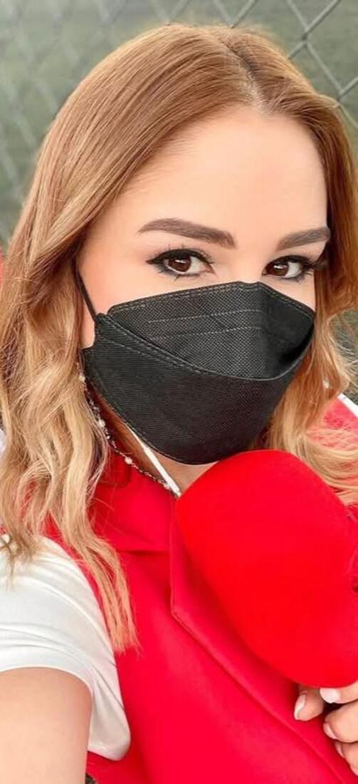 MissMasked_Emma's tweet photo. Personal interactions were never the same after the mask mandates. Alicia felt everything changed for the better. The closeness of strangers became comfortable thanks to masks &amp; the safety created when all people wear one. Keeping in secret how much she enjoys hers is so hard! https://t.co/yovbjWHpeV