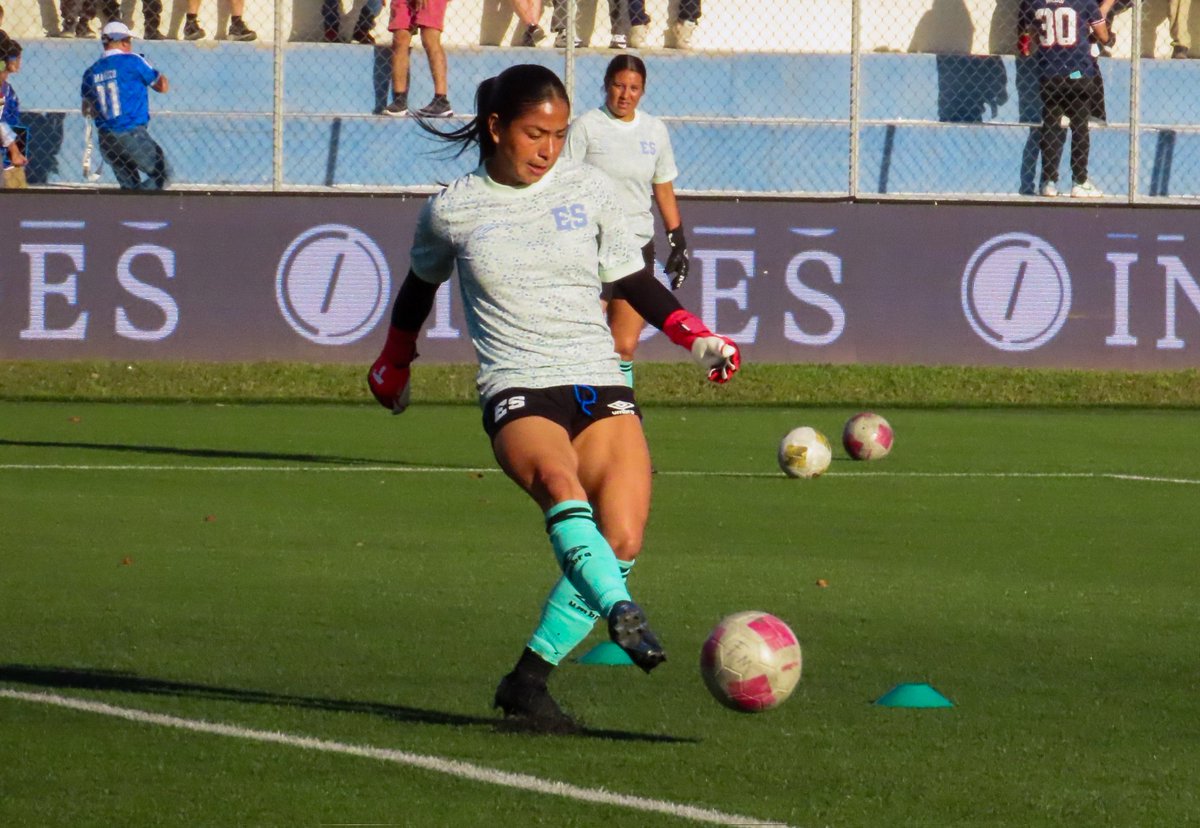 lagoleadasv's tweet photo. Las jugadoras de La Selecta ya calientan en el césped de Las Delicias y también se ha hecho presente una gran cantidad de público a falta de 30 minutos para el inicio del juego.

📷 @fjcalei https://t.co/k9qinPMDaH