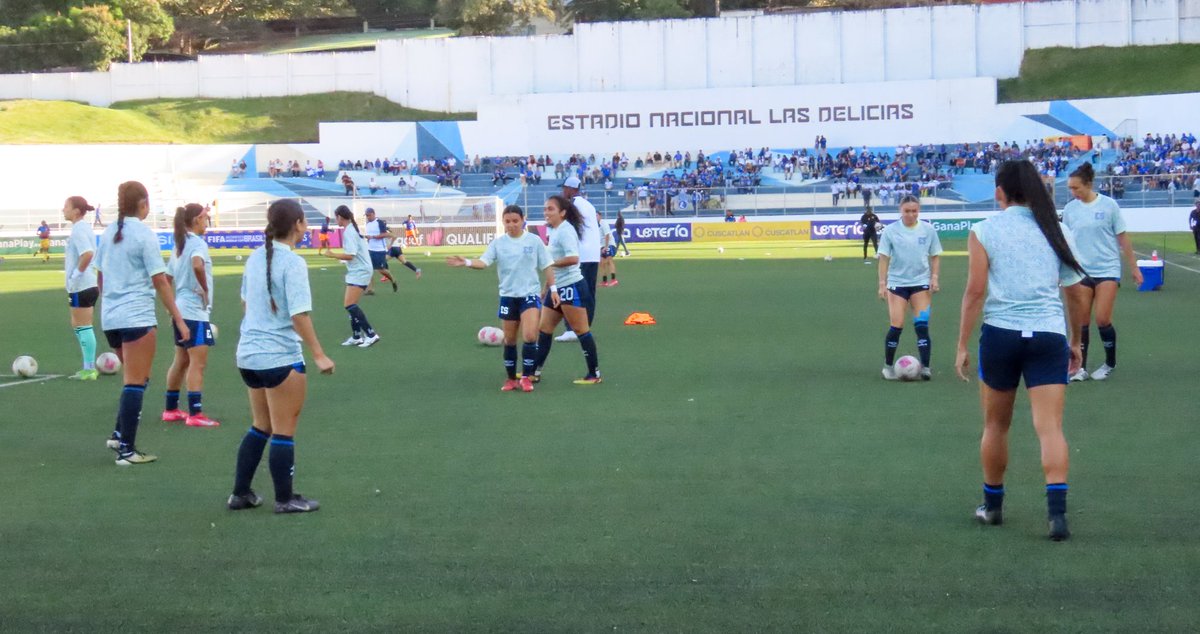 lagoleadasv's tweet photo. Las jugadoras de La Selecta ya calientan en el césped de Las Delicias y también se ha hecho presente una gran cantidad de público a falta de 30 minutos para el inicio del juego.

📷 @fjcalei https://t.co/k9qinPMDaH