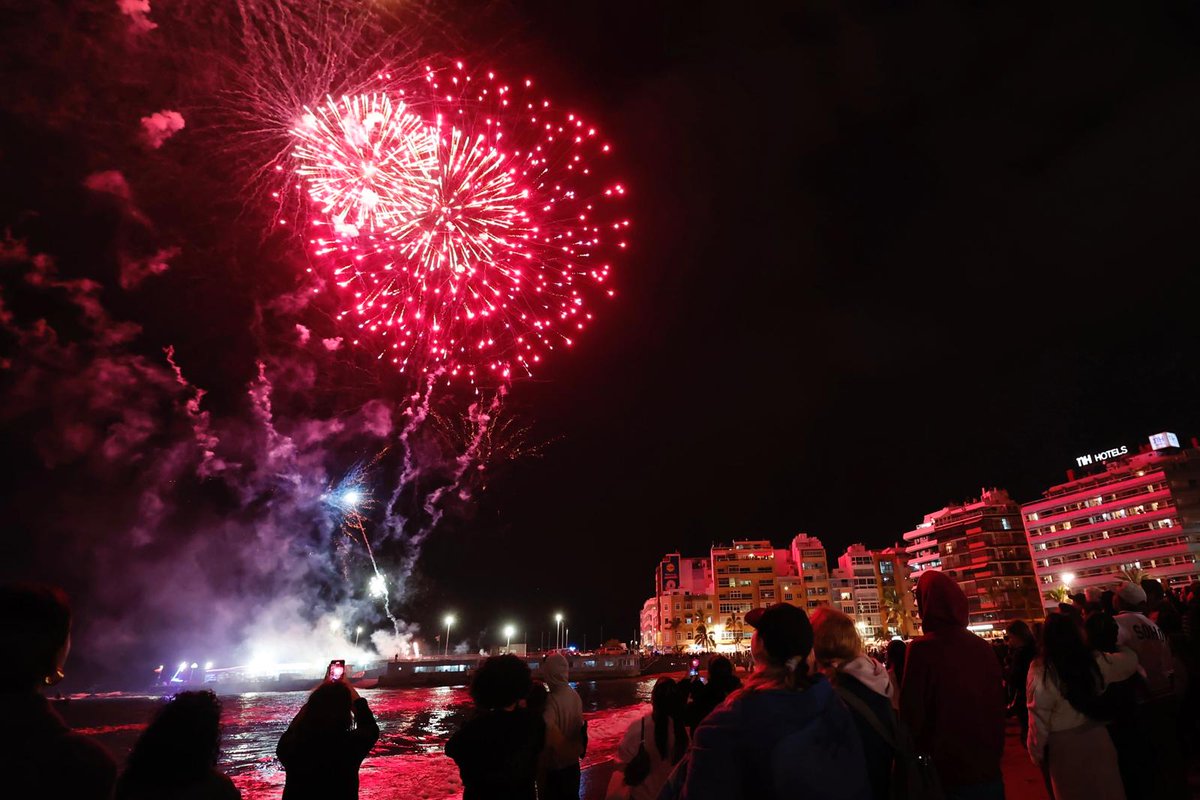 lpacarnaval's tweet photo. 𝐄𝐥 𝐂𝐚𝐫𝐧𝐚𝐯𝐚𝐥 𝐝𝐞 «𝐋𝐚𝐬 𝐕𝐞𝐠𝐚𝐬» 𝐚𝐩𝐚𝐠𝐚 𝐥𝐨𝐬 𝐧𝐞𝐨𝐧𝐞𝐬 𝐲 𝐞𝐧𝐭𝐢𝐞𝐫𝐫𝐚 𝐚 𝐬𝐮 𝐬𝐚𝐫𝐝𝐢𝐧𝐚

· 25.000 personas celebran el duelo por las carnestolendas, tras una última jornada de diversión en  el parque Santa Catalina.

@aytolpgc https://t.co/hBdX7KO2mJ