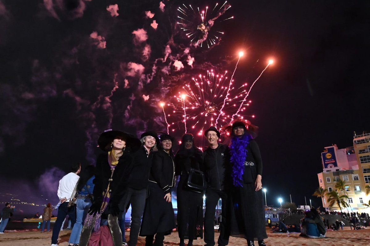 lpacarnaval's tweet photo. 𝐄𝐥 𝐂𝐚𝐫𝐧𝐚𝐯𝐚𝐥 𝐝𝐞 «𝐋𝐚𝐬 𝐕𝐞𝐠𝐚𝐬» 𝐚𝐩𝐚𝐠𝐚 𝐥𝐨𝐬 𝐧𝐞𝐨𝐧𝐞𝐬 𝐲 𝐞𝐧𝐭𝐢𝐞𝐫𝐫𝐚 𝐚 𝐬𝐮 𝐬𝐚𝐫𝐝𝐢𝐧𝐚

· 25.000 personas celebran el duelo por las carnestolendas, tras una última jornada de diversión en  el parque Santa Catalina.

@aytolpgc https://t.co/hBdX7KO2mJ