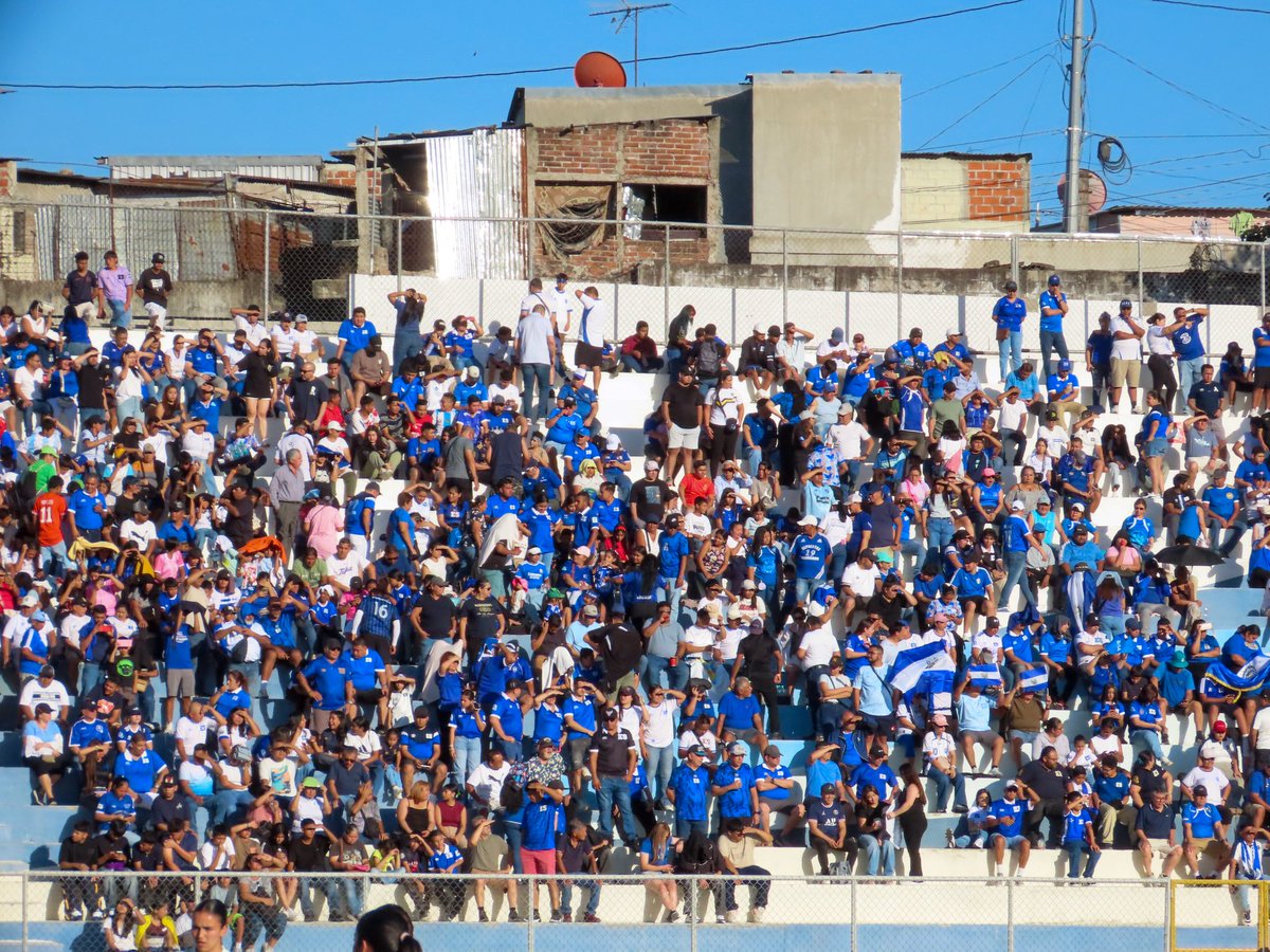 lagoleadasv's tweet photo. Las jugadoras de La Selecta ya calientan en el césped de Las Delicias y también se ha hecho presente una gran cantidad de público a falta de 30 minutos para el inicio del juego.

📷 @fjcalei https://t.co/k9qinPMDaH