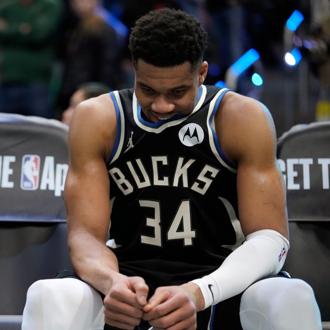 Bucks Lead tweet media