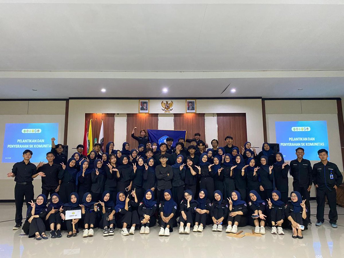 [PELANTIKAN KOMUNITAS &amp; PENYERAHAN SK KOMUNITAS]
Momen pelantikan dan penyerahan SK Komunitas sebagai tanda resmi dimulainya perjalanan dan tanggung jawab baru.
Semoga amanah yang diberikan menjadi langkah awal untuk berkarya dan berkontribusi lebih baik lagi.
Salam Kokojo🤝