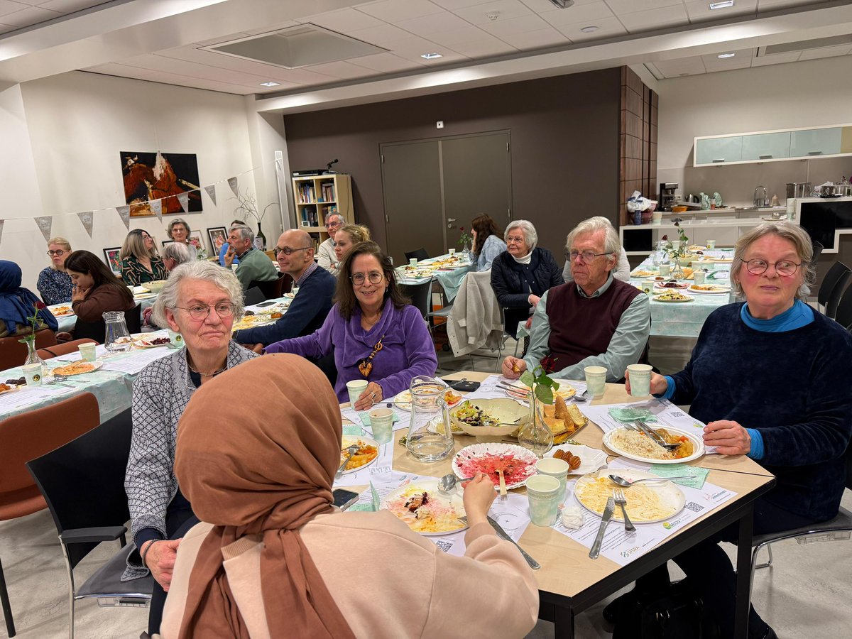 StichtingSfera's tweet photo. Als Sfera waren we vanavond samen met Apostolich Genootschap Bussum Kerk voor een iftar 🌙✨
@hartburgmuziek (Moniek) zorgde met haar prachtige stem voor een bijzondere sfeer 🎶
Het was een gezellige en mooie avond vol warme gesprekken en nieuwe vriendschappen 🤝💫 https://t.co/Cs2ZAFChbT