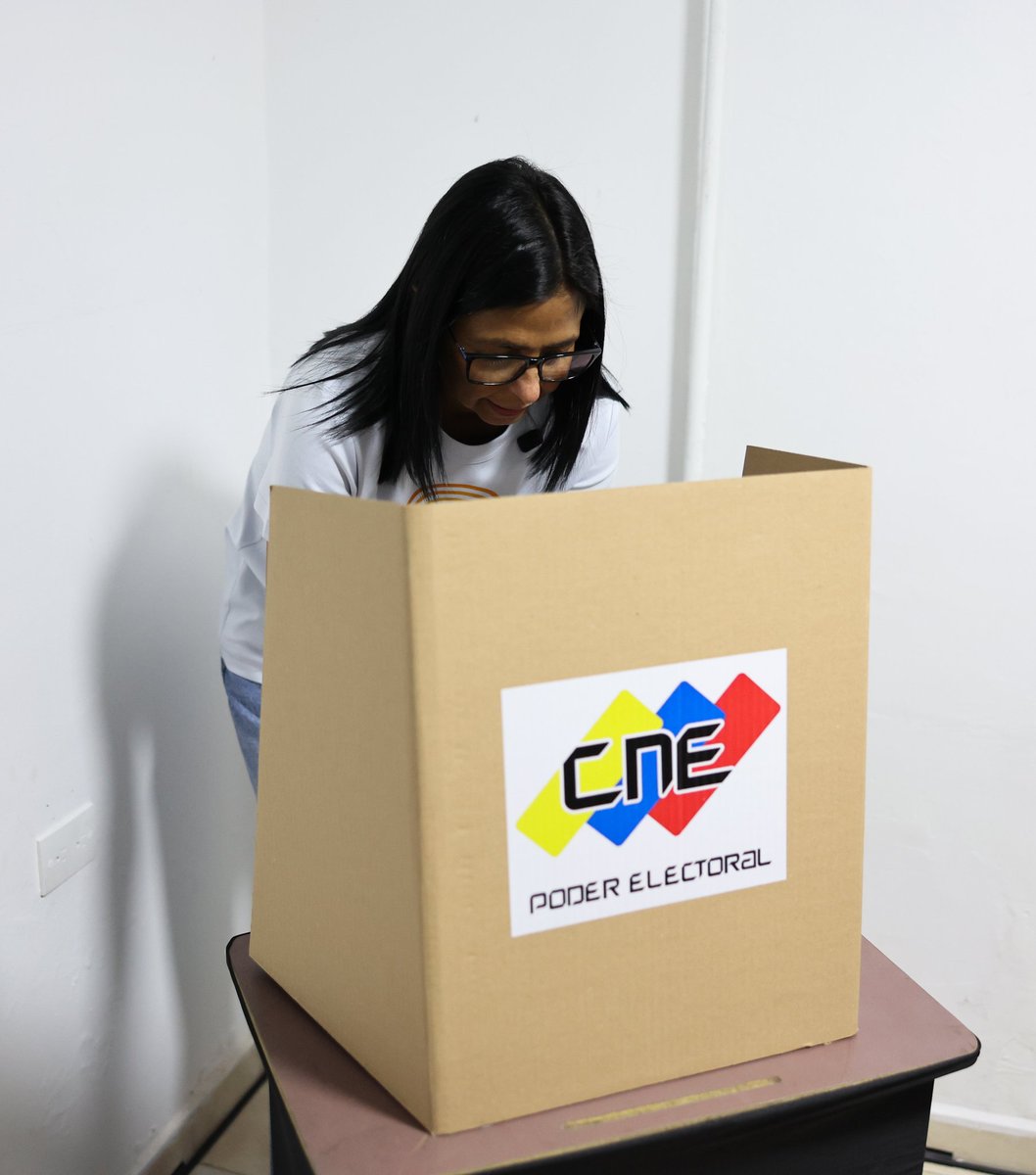 Pdvsa_TV's tweet photo. Desde  la parroquia Santa Rosalía, la Presidenta (E), Delcy Rodríguez, lideró el Simulacro Electoral rumbo a la gran Consulta Popular Nacional 2026. 

​Este próximo 8 de marzo, el pueblo venezolano tiene una cita histórica con su propio destino. https://t.co/jlwFZqRNcv