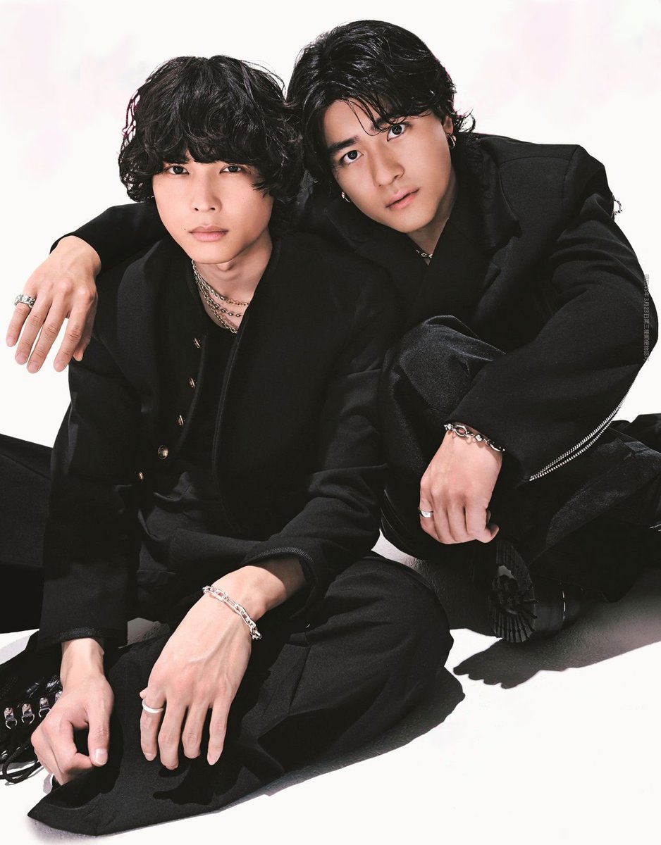 あの世界観が、今ふたたび。 松村北斗 × 森本慎太郎 が表紙を飾る