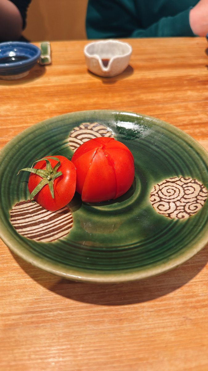madmousecomic's tweet photo. 今週の4枚
①今読んでる本かなりいい
②1つ1600円のトマト。試しに食べましたが、ぼったくりではなかったです
③車の扉ではさみました
④今年の裸祭りの願い事
ってか去年と一緒です https://t.co/bQDFklPp1m