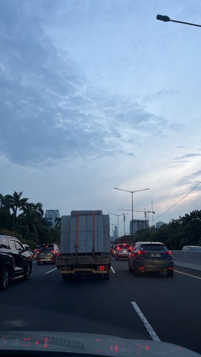 B121MOB's tweet photo. @RadioElshinta @SonoraFM92 @PTJASAMARGA tol tangerang arah tomang macet, posisi di deket meruya. Truk bebas dah lajur apa aja... kaga ade yg di takutin bro. https://t.co/4J6zp2mjZj
