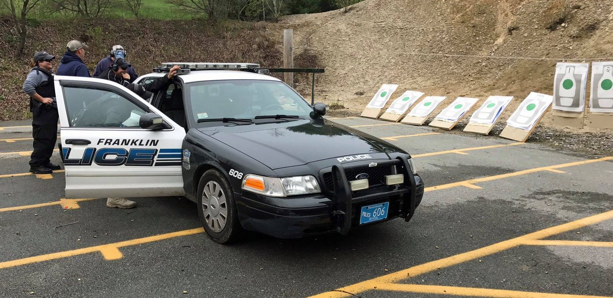 quebec1993x's tweet photo. in a perfect world ford crown victorias are still being made https://t.co/PMOYWYopLU