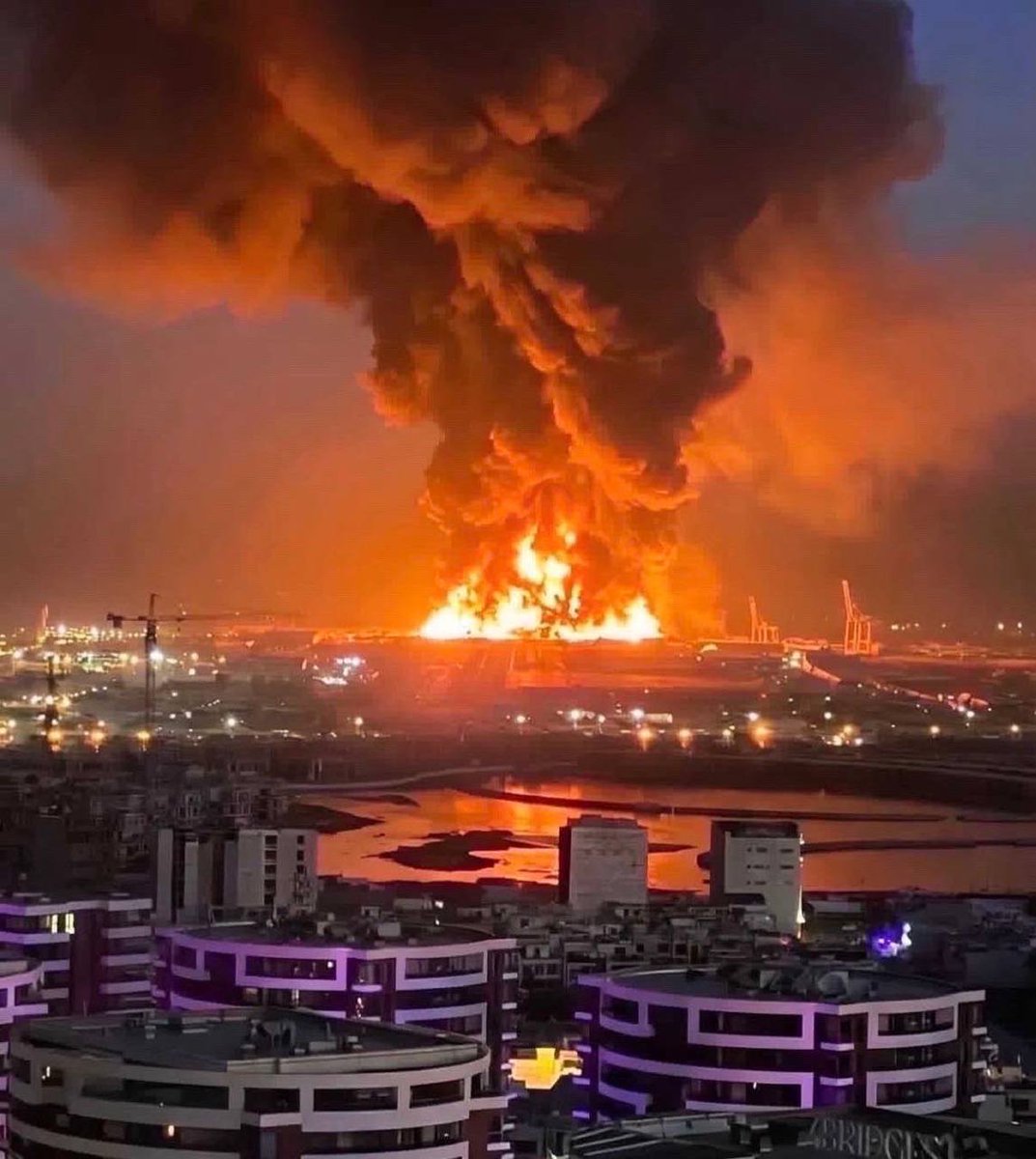 EUA 🇺🇸 Perdas em 24 horas:
🔹560 soldados
🔹8 generais do CENTCOM
🔹12 caças F-25
🔹8 caças F-14
🔹13 bases militares destruídas
🔹Detecção de radar S1.8b neutralizada
🔹US$ 1,2 bilhão em embaixada
Mas Trump diz que está ganhando 🤣🤣🤣🤣🤣