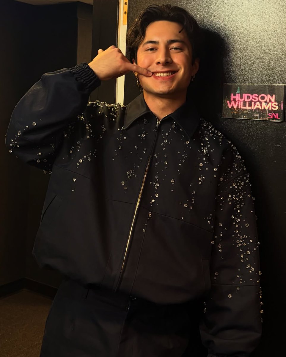 hudsonwupdates's tweet image. Hudson Williams backstage at SNL last night (via neoncomplex)