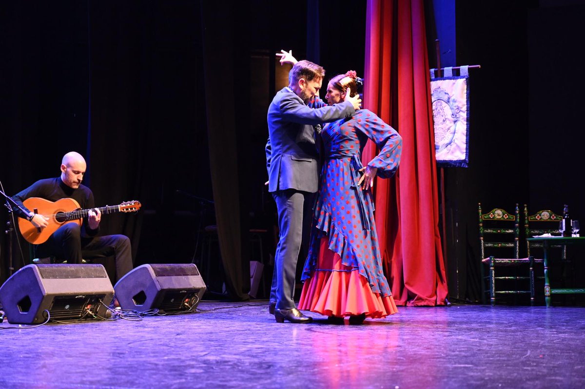 El colectivo nació hace relativamente poco tiempo, pero ayer sacó músculo y llenó el auditorio de la Casa de Cultura. Se trata de la Asociación Cultural “Amigos del Rocío” de El Campello, que bajo la presidencia de Pedro Claverías se adelantó a la celebración del Día de Andalucía