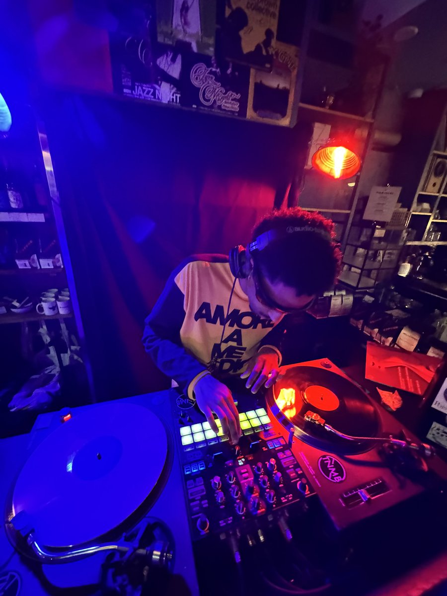 vinyl night event with amore a me