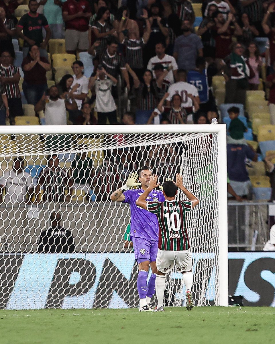 E quando tudo parecia perdido devido à péssima partida, os experientes colocaram a bola embaixo do braço e classificaram o Fluminense.

ÍDOLOS