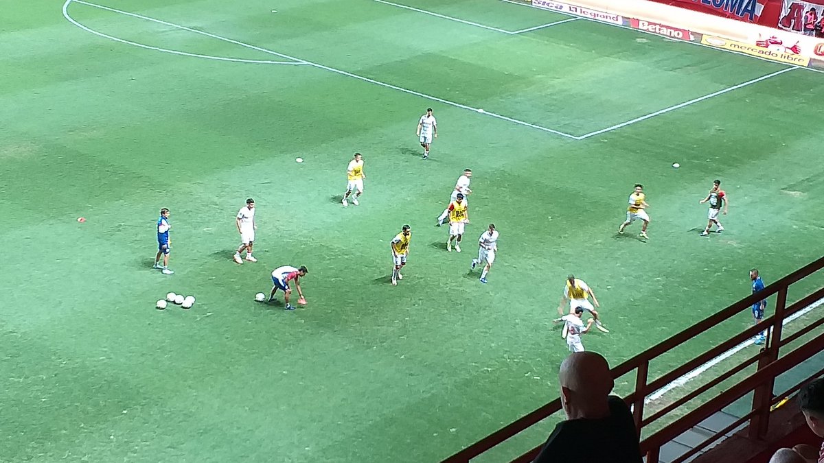 ⚽️ ¿ENTRARÁ ALGUNO? 🐞
🇦🇷 #AAAJ | Al finalizar el 1° Tiempo, desde las tribunas se pudo escuchar el pedido de morir con los pibes.

Vía <a href="/diegogabrielfb/">Diego Gabriel Fernandez</a>