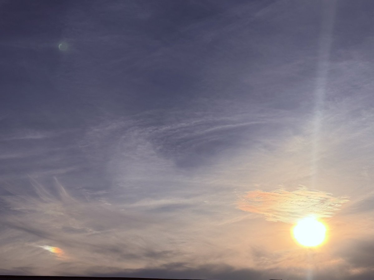 Daniel_Harbin's tweet photo. Sun dogs form as the sun is setting in Scottsboro. #sun #sundogs #ScottsboroAL #JacksonCountyAL  #AlabamaWeatherNetwork #alwx #valleywx #HUNwx @spann @BenSmith_WHNT @weswyattweather @mattdanielwx @simpsonWVTM13 https://t.co/PAJTo83exu