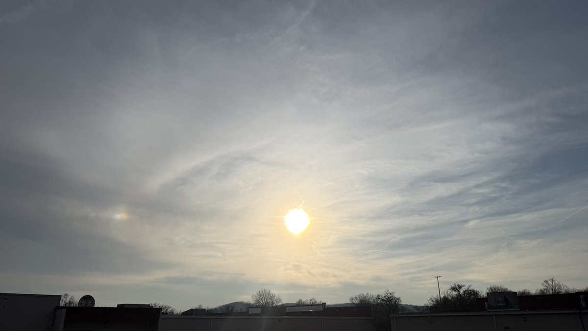 Daniel_Harbin's tweet photo. Sun dogs form as the sun is setting in Scottsboro. #sun #sundogs #ScottsboroAL #JacksonCountyAL  #AlabamaWeatherNetwork #alwx #valleywx #HUNwx @spann @BenSmith_WHNT @weswyattweather @mattdanielwx @simpsonWVTM13 https://t.co/PAJTo83exu