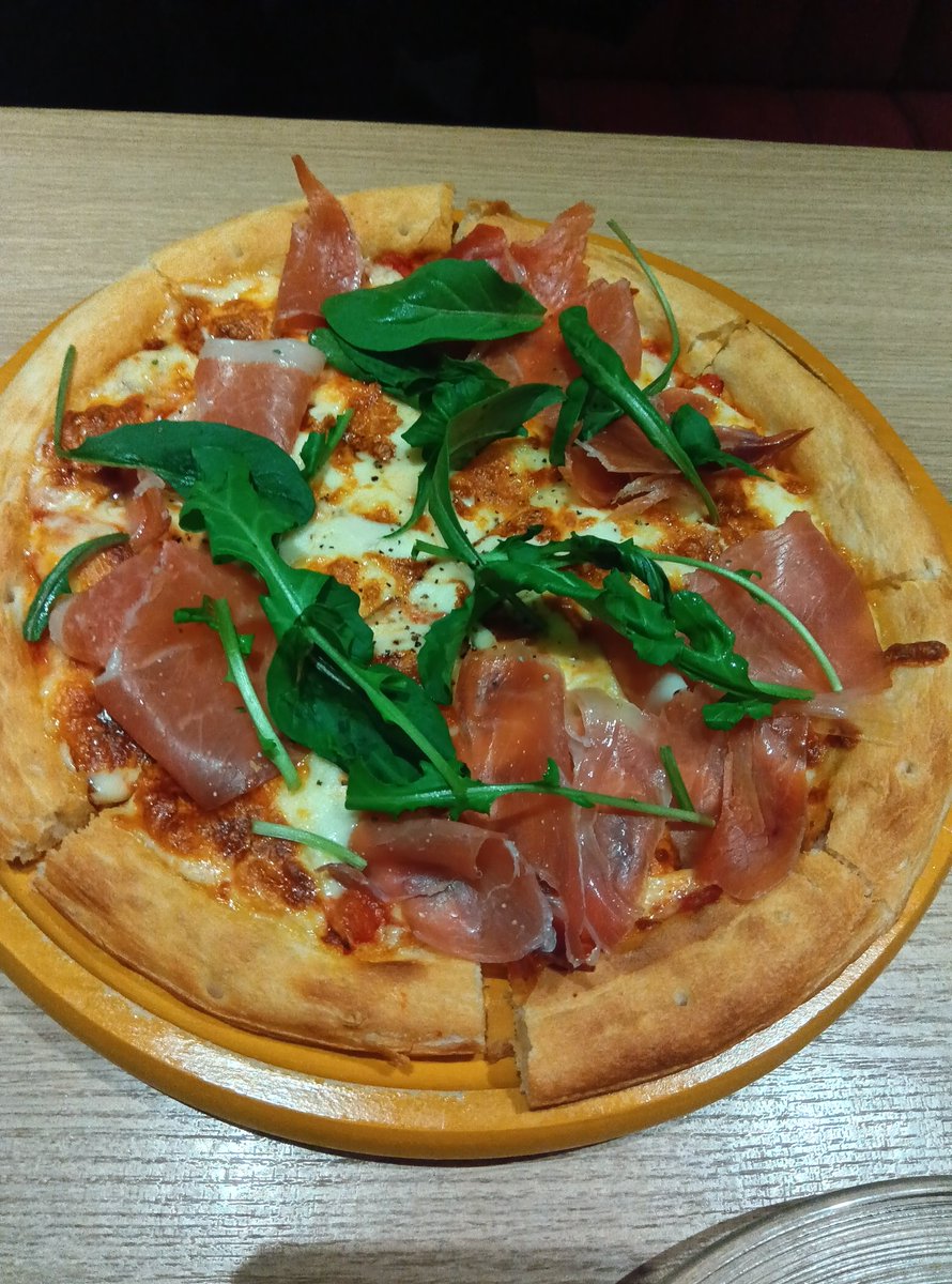 HRM0417's tweet photo. 上映会の打上は世界のビールが揃うお店。フルーツビールを頼んだらグレープジュースのようでとても飲みやすかったです。料理もおいしかったしデザートの苺アイスが絶品でした😄 https://t.co/RLZVOPniYk